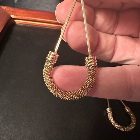 Beautiful gold long earrings with fishhook closure - Picture 4 of 6